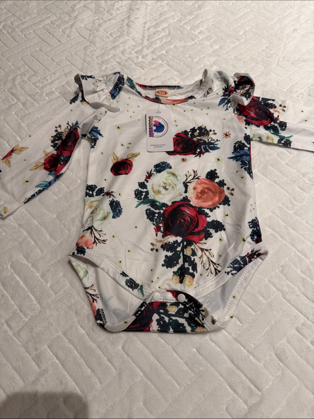 White Floral Ruffle-Shoulder Baby One-Piece Kucnuzki newborn